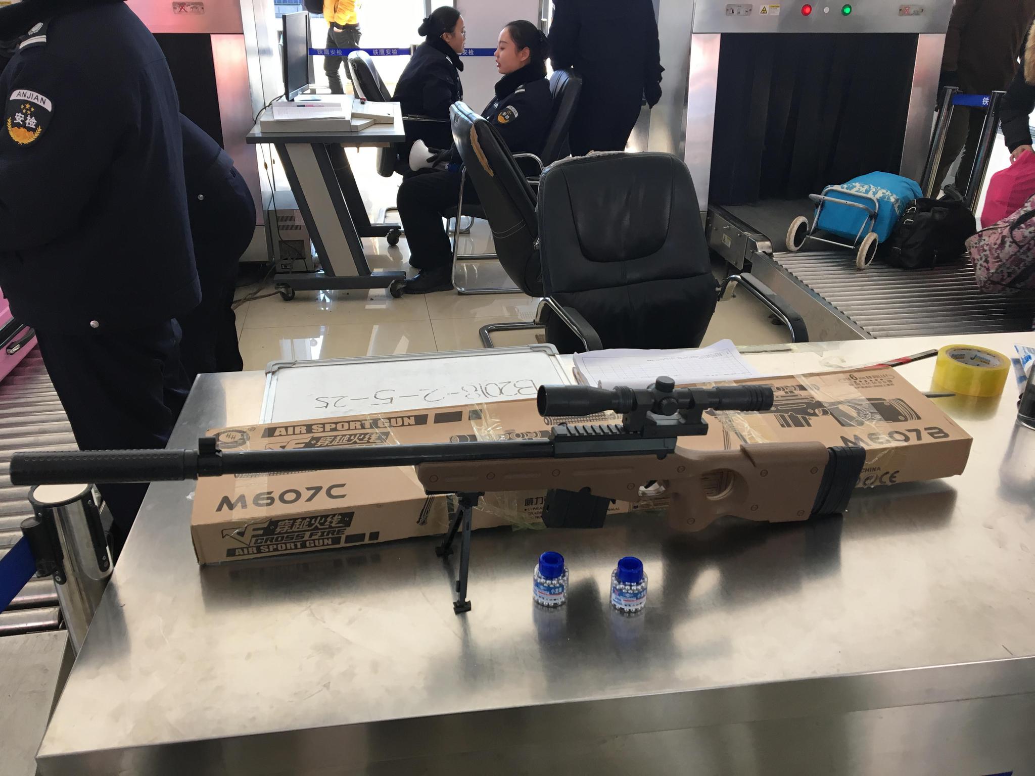 乘火车背着狙击步枪