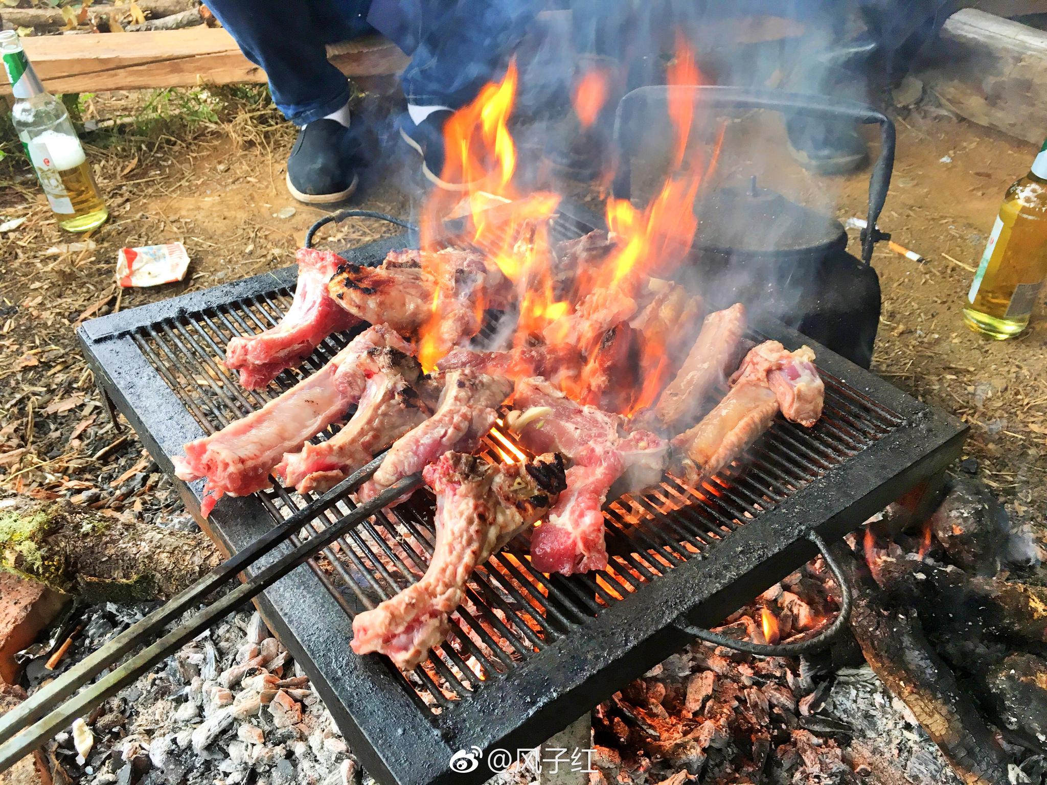 承蒙当地摩梭人邀请,被带到只有当地人才会来的湖边烧烤