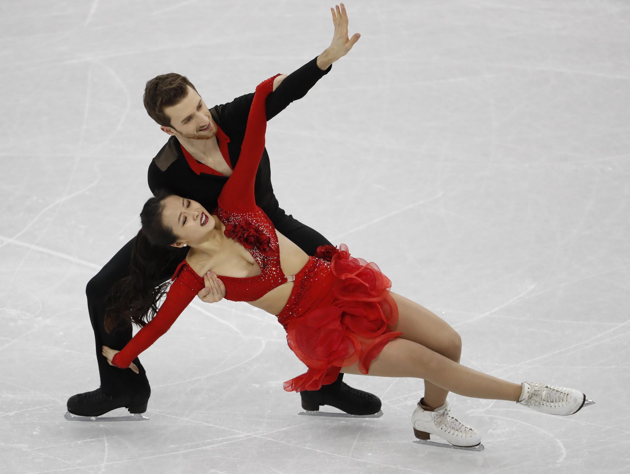 平昌冬奥会:她舞衣松脱美背尽露，韩国冰舞短曲女将闵秀拉险走光