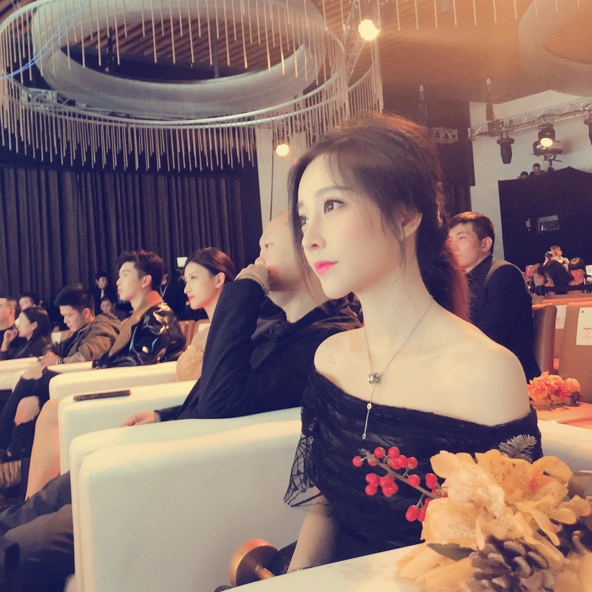 斗鱼冯提莫获得最火主播奖,最美女神多次抬胸真的骚