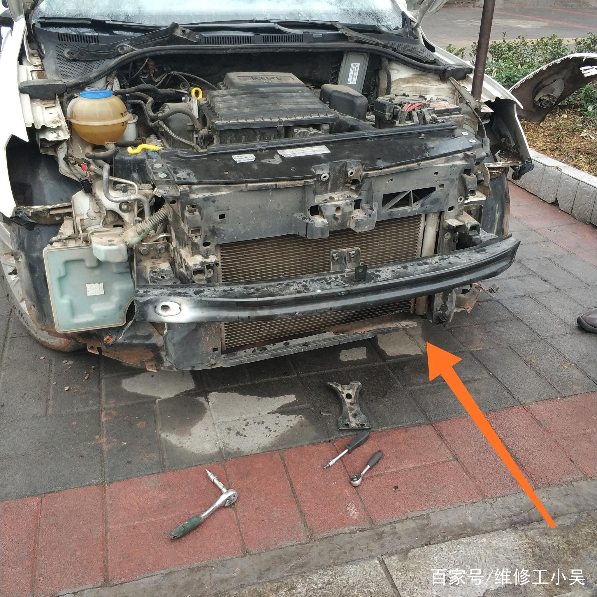 3年不到的捷达水箱和水箱框架被换下,车主:怪自己开车
