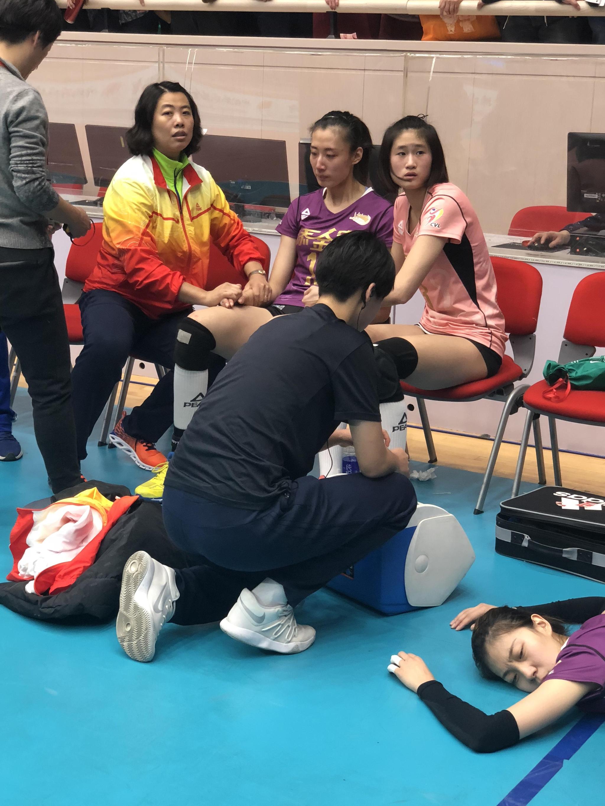 打脸打眼手麻腰垮 天津女排鏖战133分钟拿下四强关键战