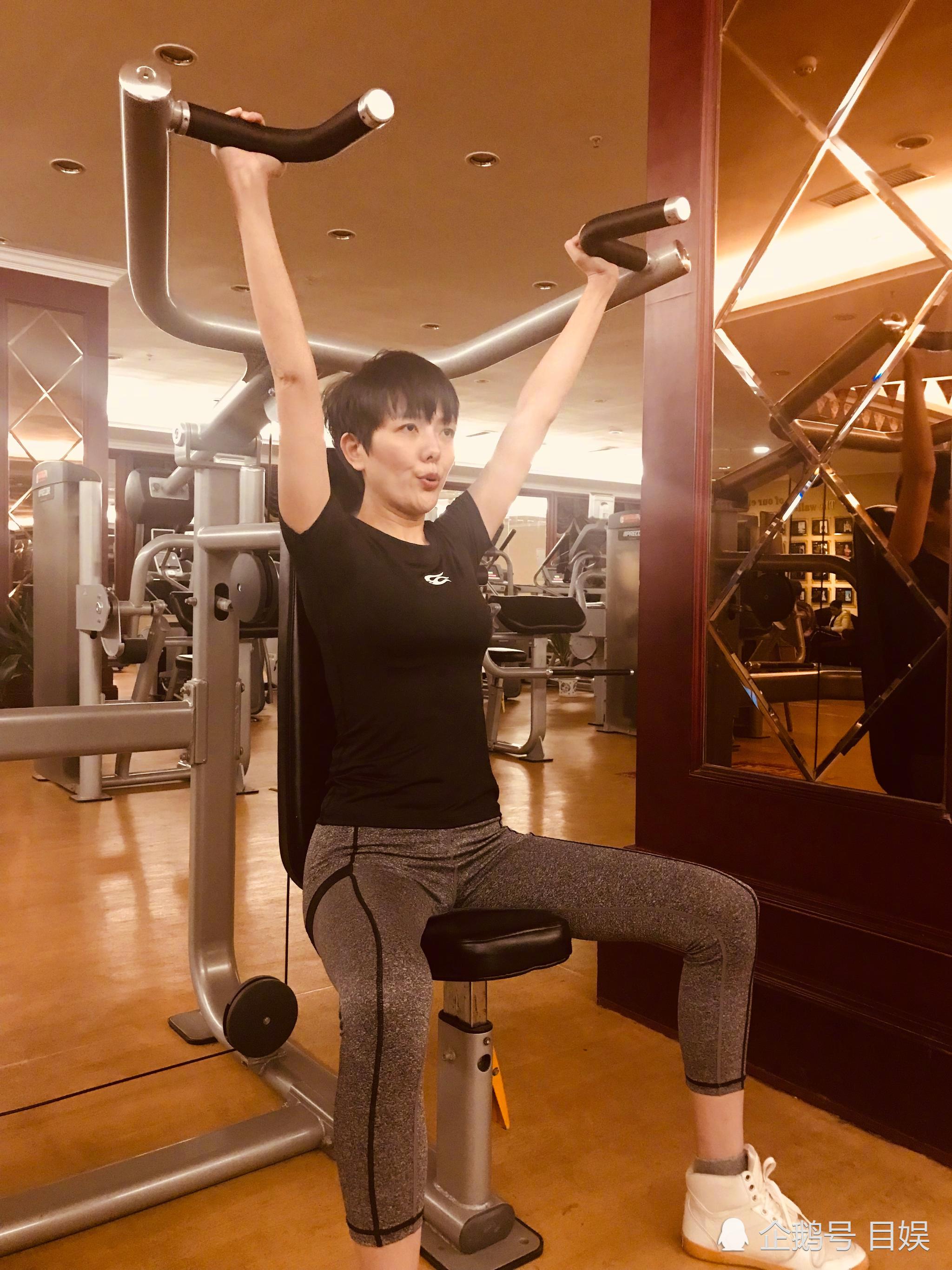 40岁杨乐乐微博晒美照,网友大赞腿长1米八,汪涵好福气