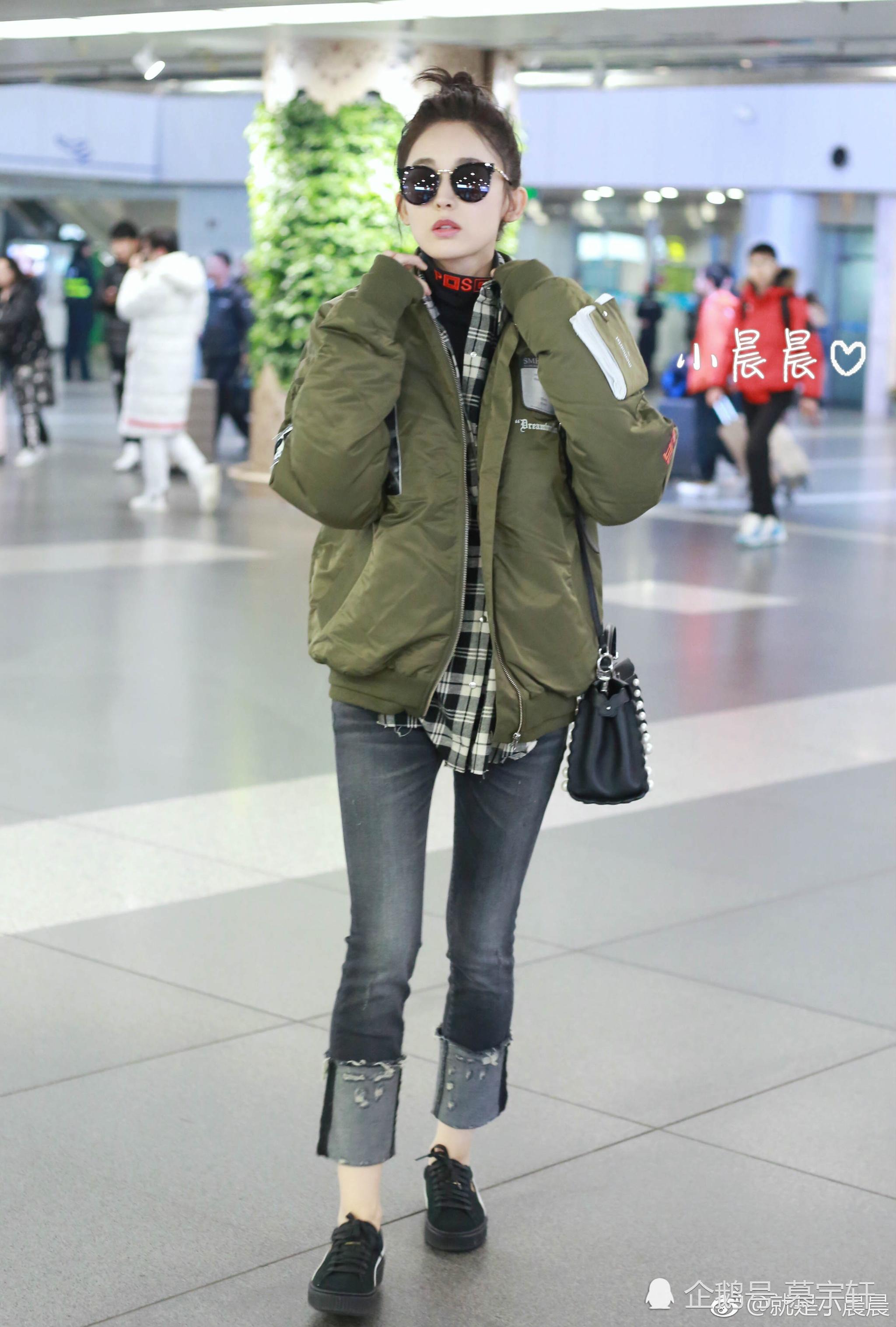 古力娜扎穿今年最流行的紧身裤秀筷子腿,网友