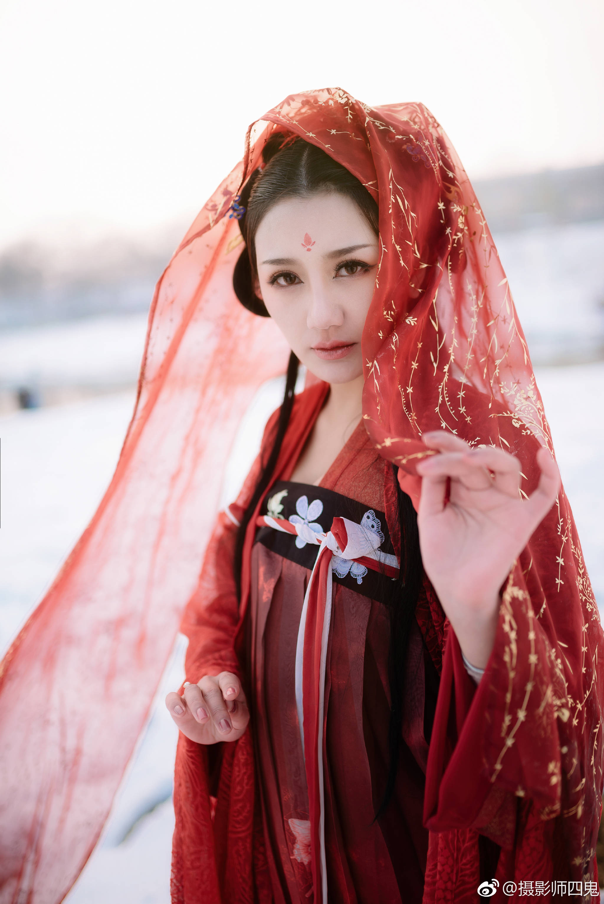摄影/后期:@摄影师四鬼 出镜/妆造:@胡子啊_ 服装:@浣纱亭汉服