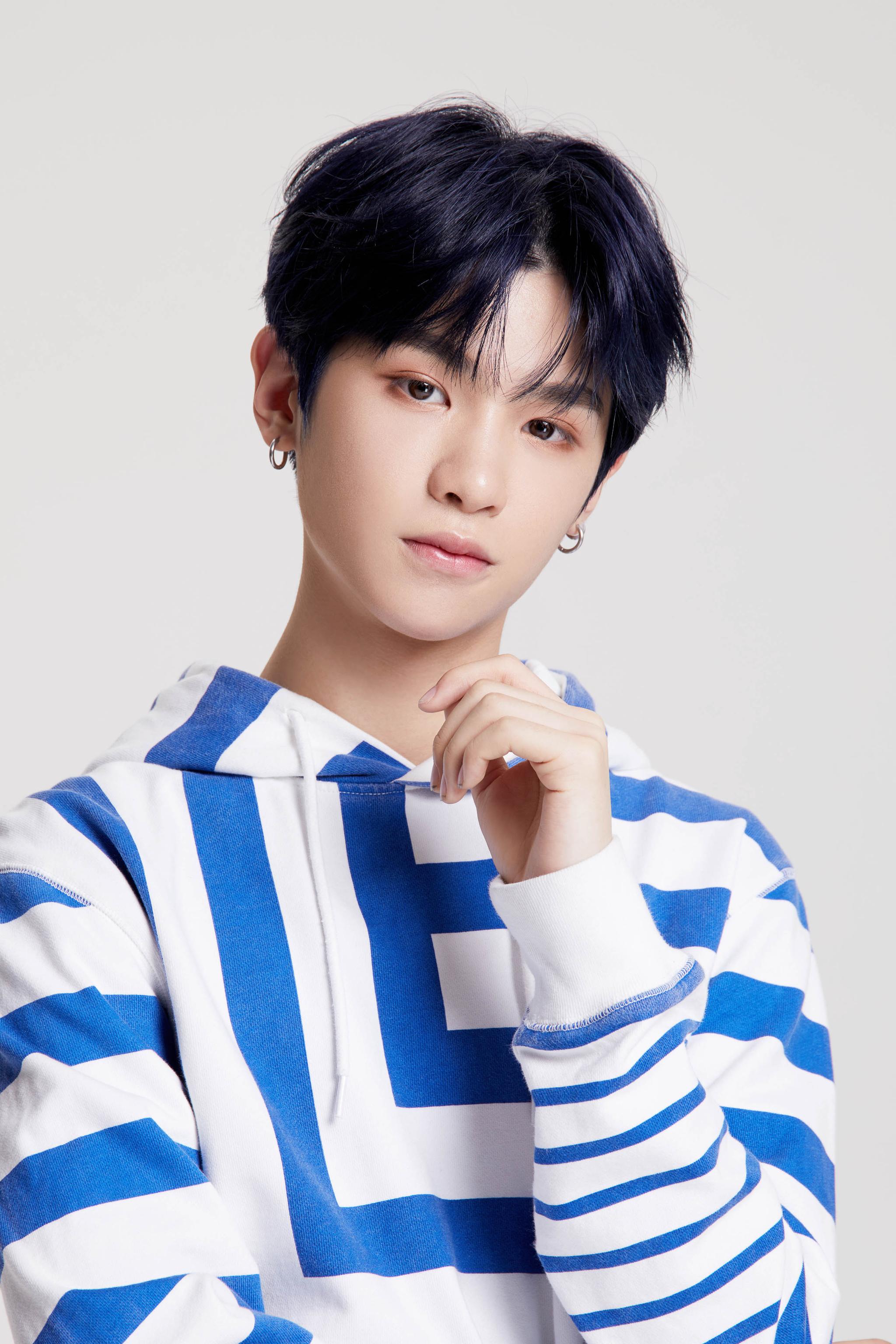 乐华娱乐练习生写真曝光 青春洋溢星味十足