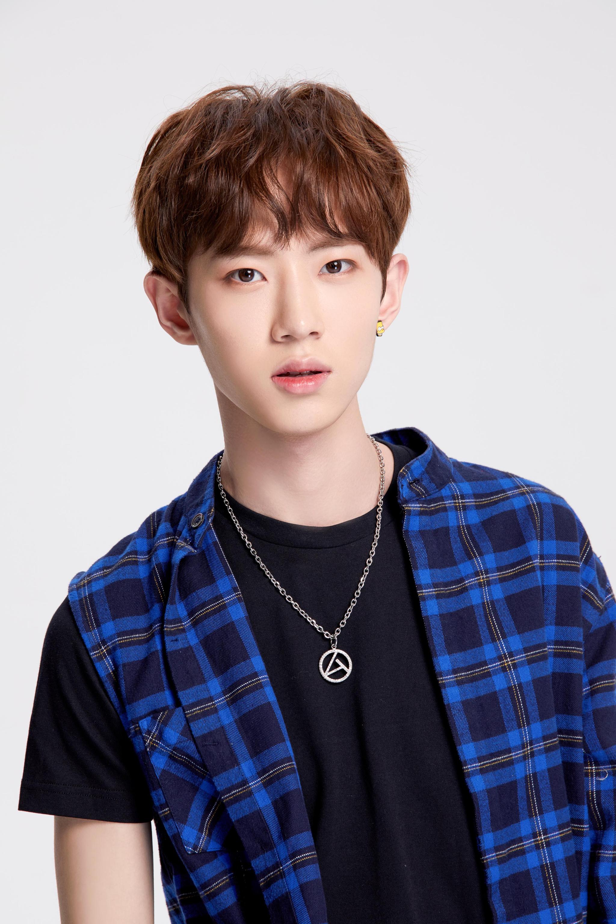 乐华娱乐练习生写真曝光 青春洋溢星味十足