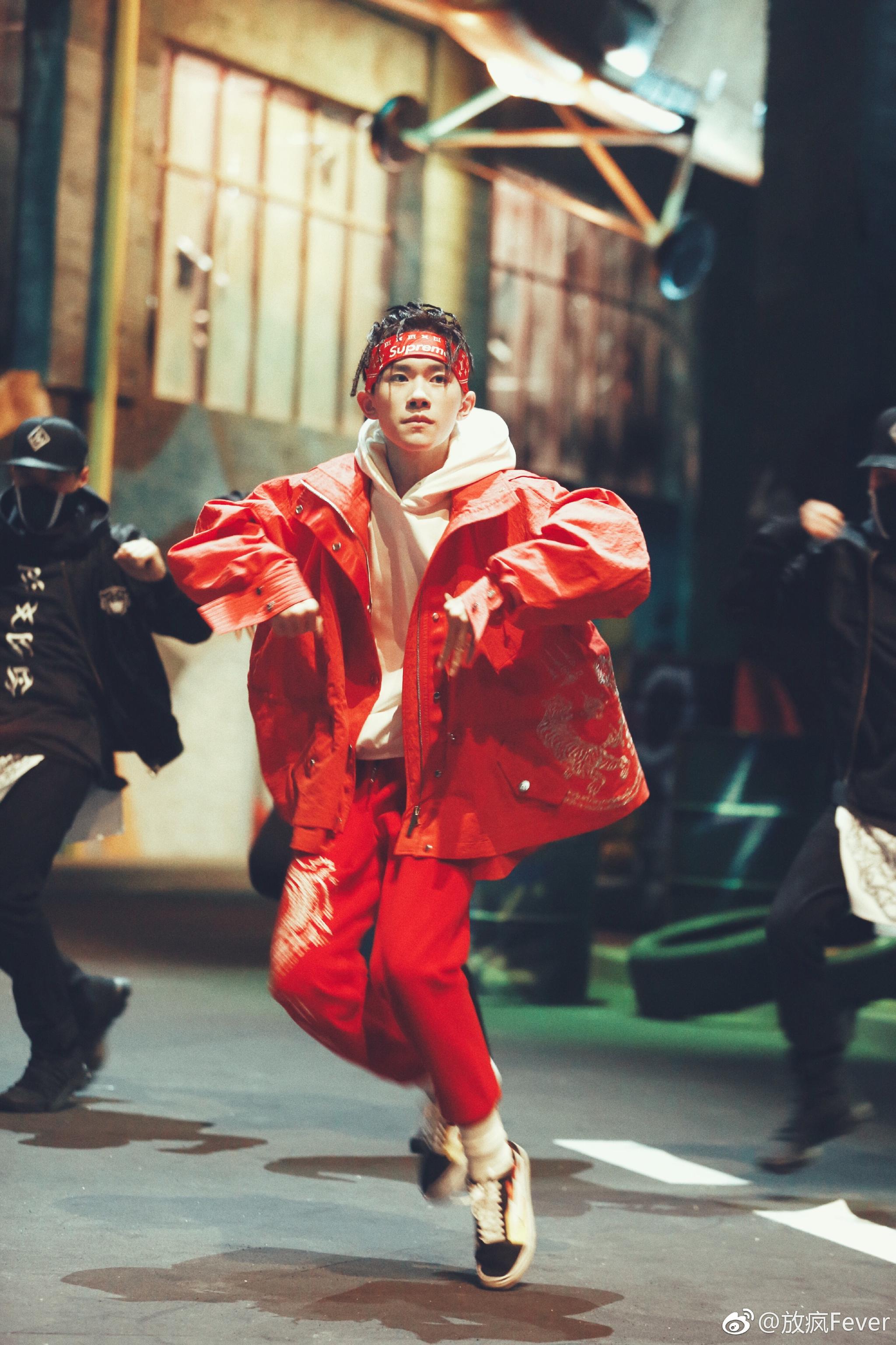 继《这!就是街舞》第一期 发带造型惊喜亮相_新浪看点