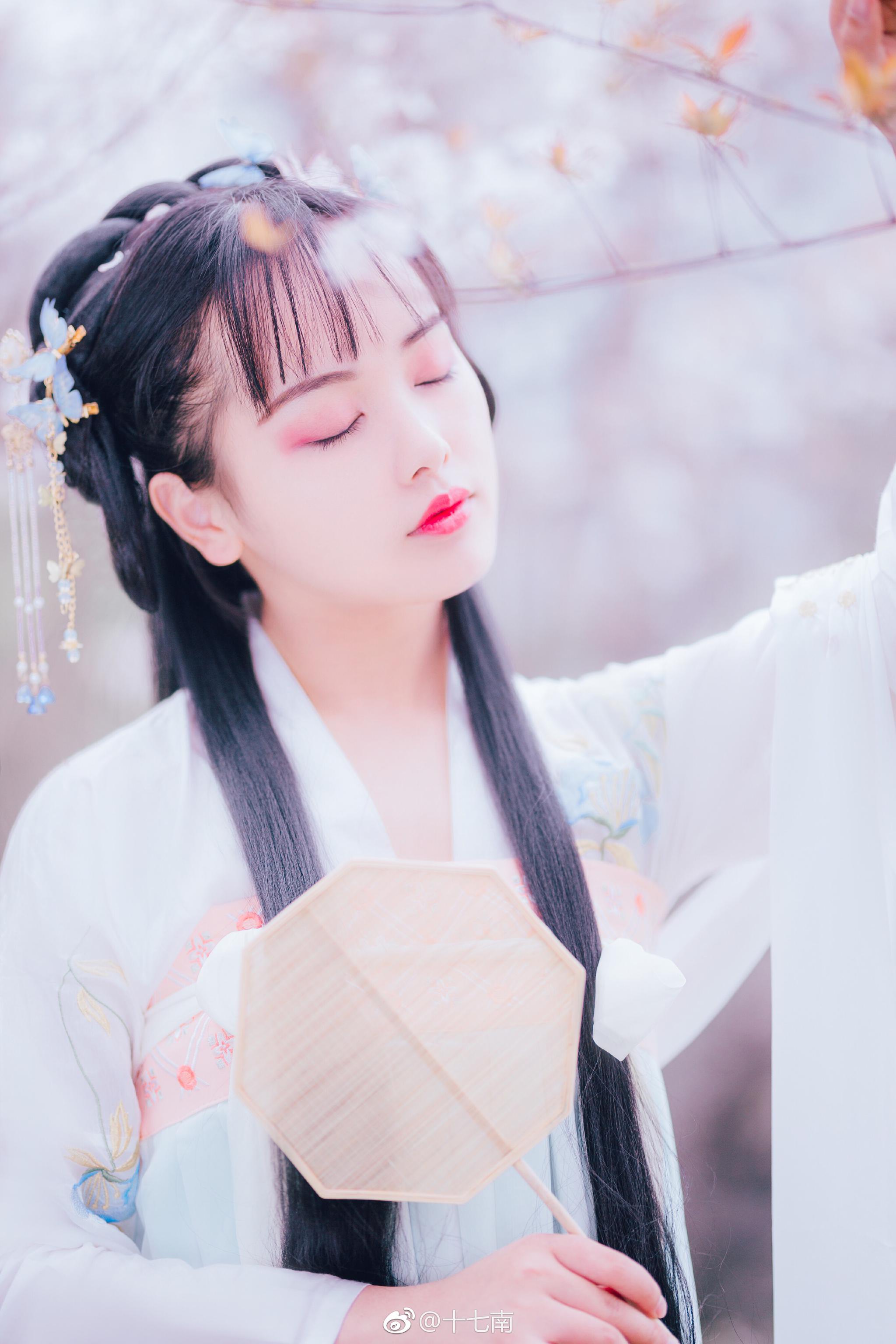 春风复多情,吹我罗裳开。: 出镜: