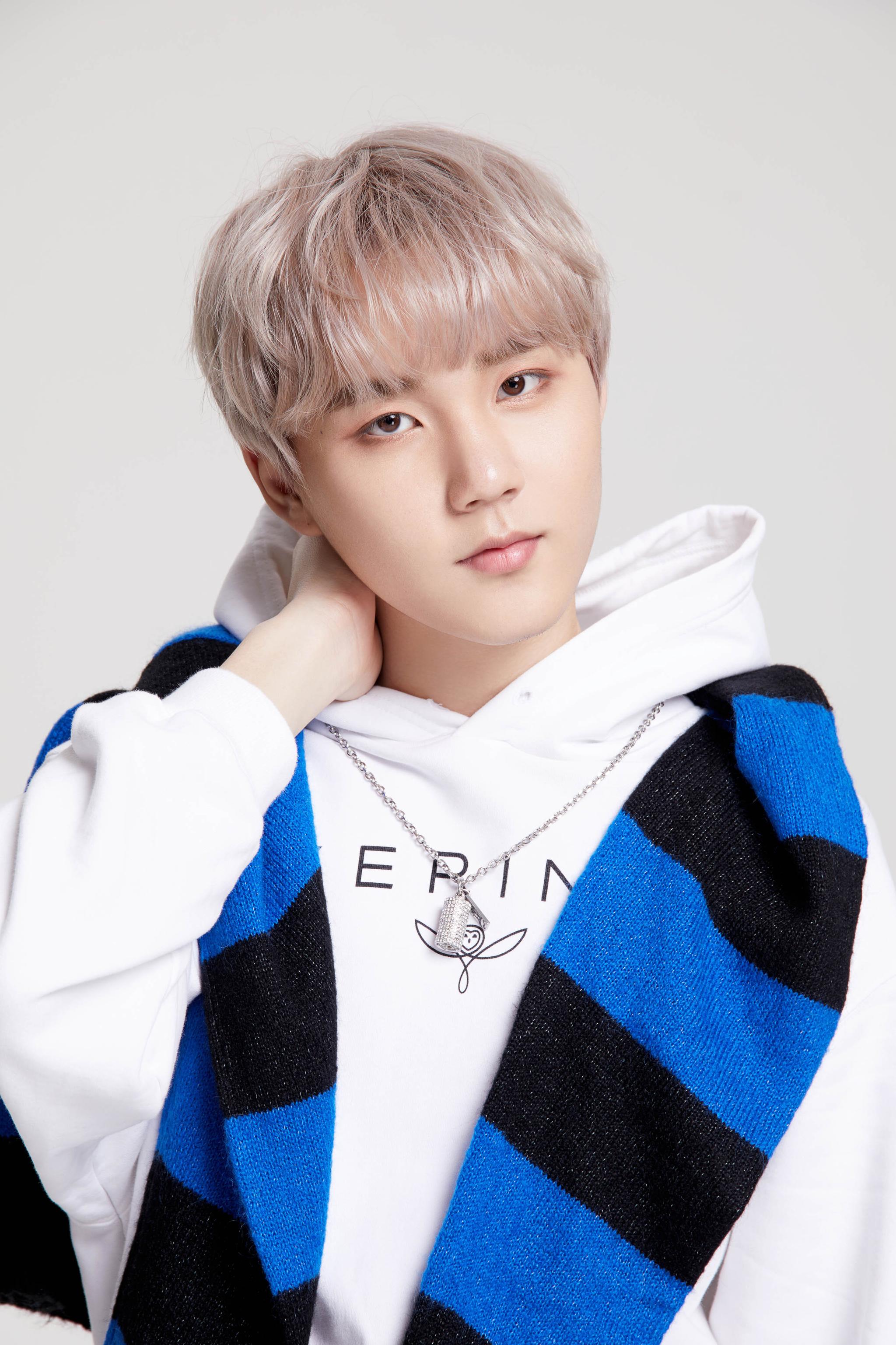 乐华娱乐练习生写真曝光 青春洋溢星味十足