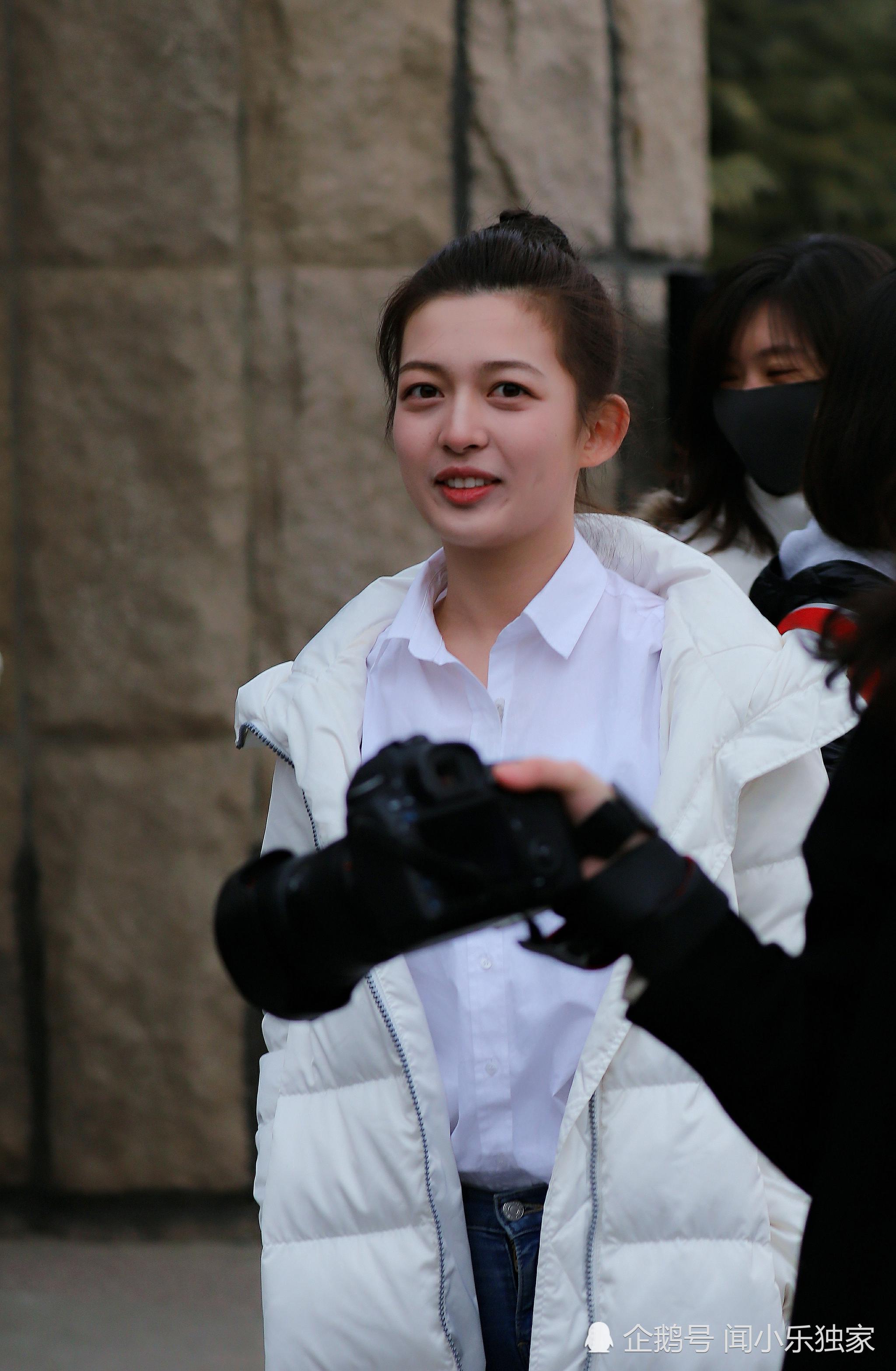 2018北电艺考现场,女考生撞脸迪丽热巴