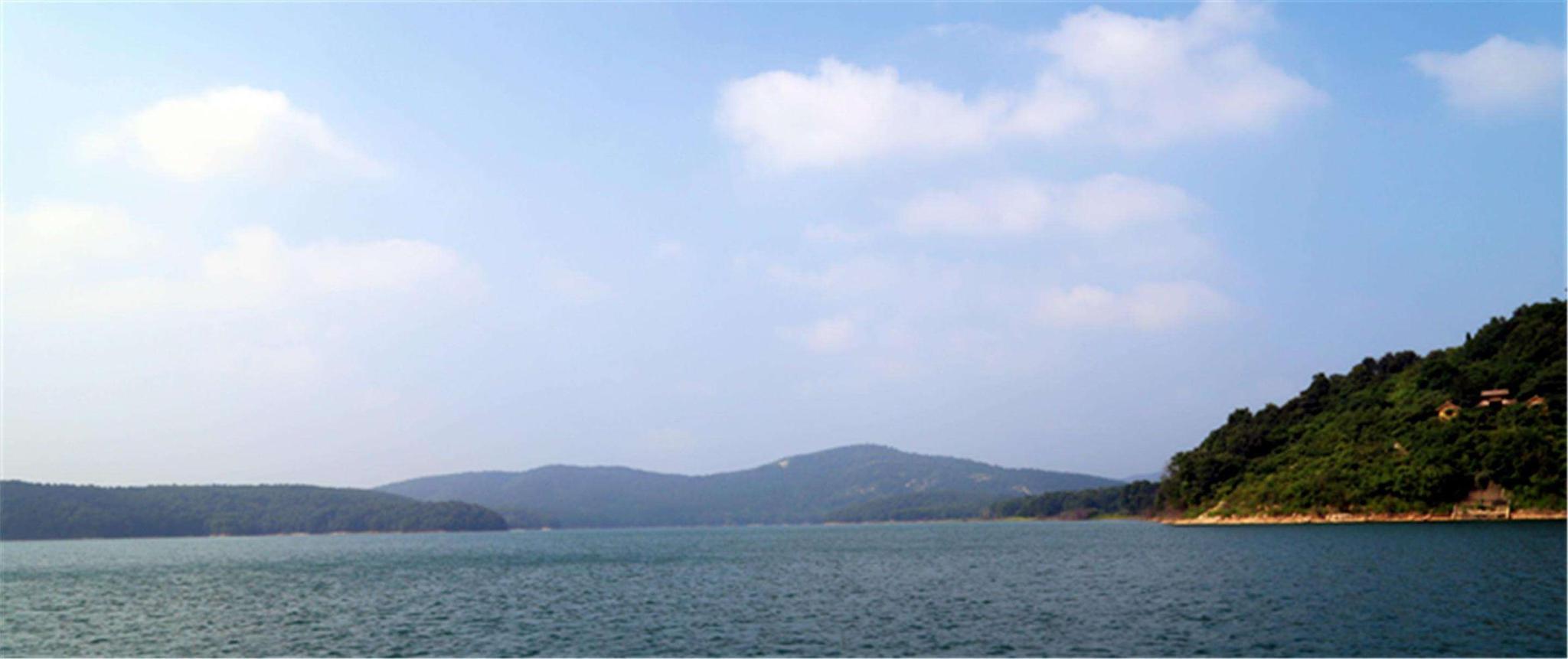薄山湖风景区位于驻马店确山县城南20公里处,距京广铁路,京珠高速