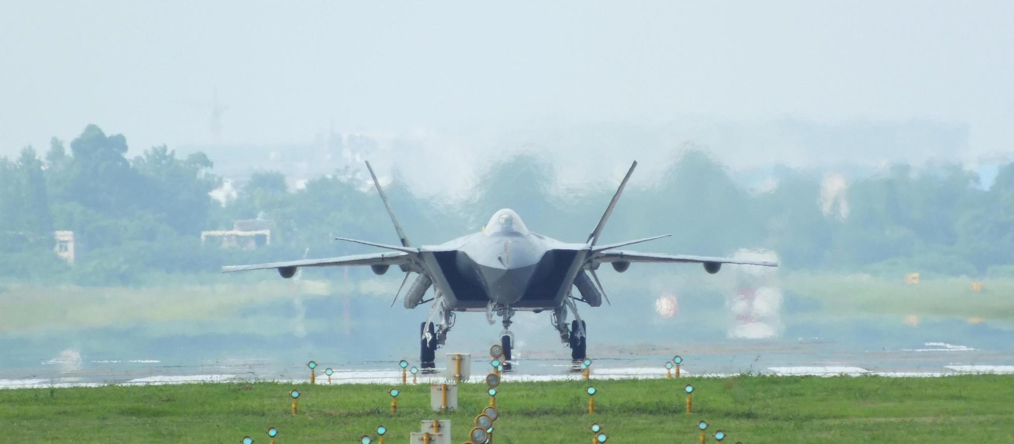 中国歼-20正式服役!从它的北约代号看出美国有