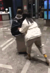 搞笑动图:它羊笑我太疯癫,我笑它羊看不穿.其实水下有