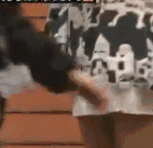 据说人在打电话的时候,无论给什么都会拿