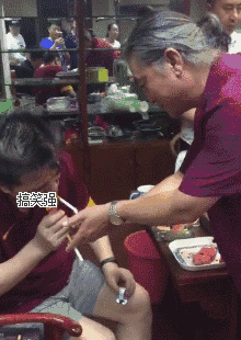 搞笑gif:女人果然是心狠手辣的,对自己下手太狠了