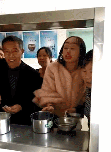 会心一笑:得罪贴小广告的 你就惨了