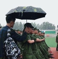 搞笑段子:哥们现在军训严肃着呢你以为在拍情深深雨蒙蒙?