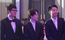 王者荣耀: RNG.M三剑客齐跳海草舞, 理发师竟