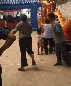 大哥,你的装扮也太奇葩了,被嫂子看到非离婚不可