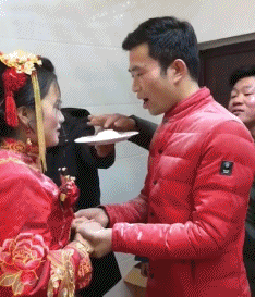 新郎你这么能吹,是故意使这么大劲么?看来晚上搓衣板是跪定了