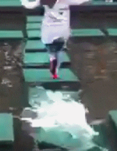 搞笑段子: 本以为轻功水上漂, 结果功亏一篑, 过年了来两个段子