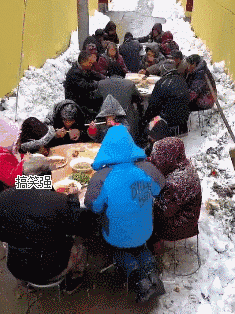 搞笑gif:约个漂亮妹子出来吃饭,看到人以后我后悔了