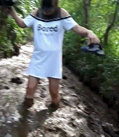 搞笑gif图:妹子你们这是在玩什么呢,练腹肌吗!