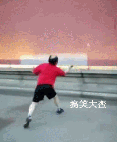 还真有一个好心的大爷上前解围.
