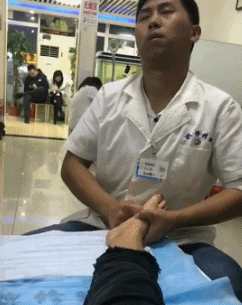 这位按摩师你的样子好销魂好享受,到底谁给谁按摩呢?哈哈哈