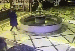 搞笑gif趣图:为了催我找女朋友,父母给我的房间贴上了