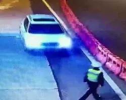 5人吃饭4人喝酒剩下1人滴酒未沾来开车，结果交警把司机处理了…
