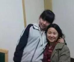 51岁黄菡全家近照，女儿漂亮像妈妈，把老公倒追到手恩爱26年！