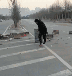 搞笑内涵:抽烟太猛,一天两个打火机!