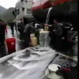 漏油的油罐车成免费的“接油点”,引路人哄抢,网友:不接白不接