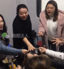 划拳的动作很熟练,妹子们都是老手啊!