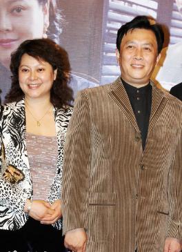 唐国强全家照，两个儿子遗传基因差，女儿却很貌美，前妻绝望自杀