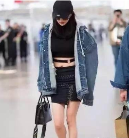 杨幂肚子变皮带,baby生完孩子变水桶腰,而这位