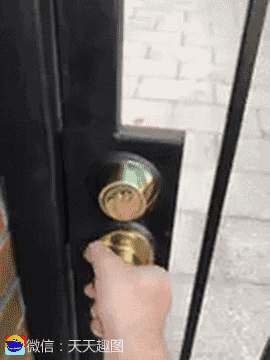 爆笑gif图:大爷,您可真敢拿!