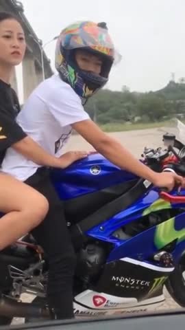 跑车挑衅摩托车，说完他就后悔了！