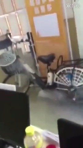 小新提醒【惊!室内停的电动车秒变炸弹! 】室内、楼内停放或充电的电动自行...