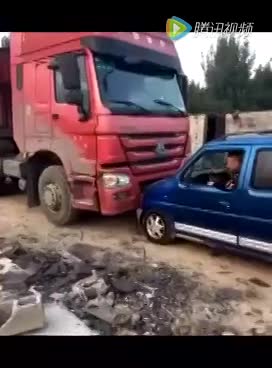 一个奥拓居然敢跟卡车顶牛，直接干废