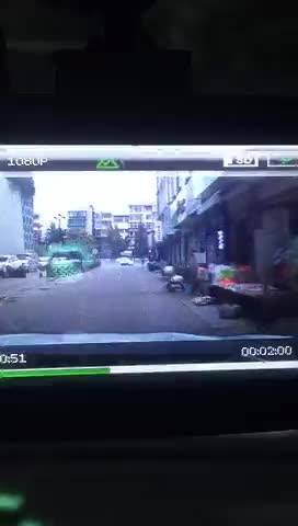 【网爆：楚雄一汽车与骑电动车俩学生发生碰撞后，置之不理扬长而去】据网友爆...