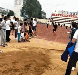 搞笑gif:那句歌词又开始回荡:我们不一样!