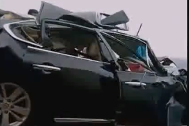 小伙提车不到半个月报废新车，看完钣金后，忍不住大骂日本车