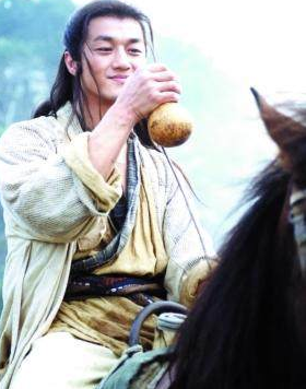 看了新版笑傲江湖才发现还是李亚鹏版的精彩，这到底是因为啥?