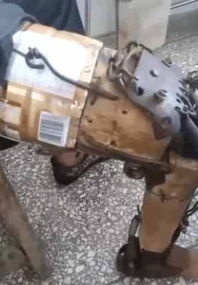 男子自制假腿生活30年, 医院专家见了却这样说……