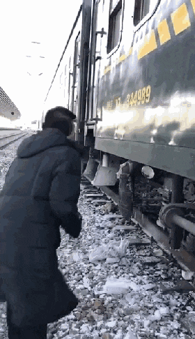 内蒙古现-30度低温天气，这辆列车门窗全被冻住了！