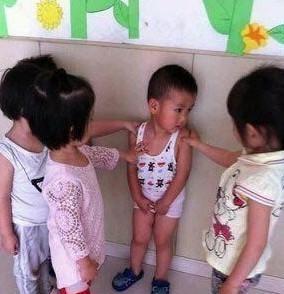 女生军训就练一字马,真是了不得呀!