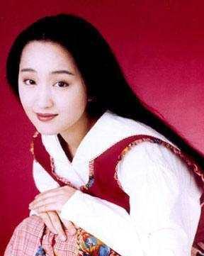 看了杨钰莹年轻时的照片，才明白她为何值得全国男人的跪求！